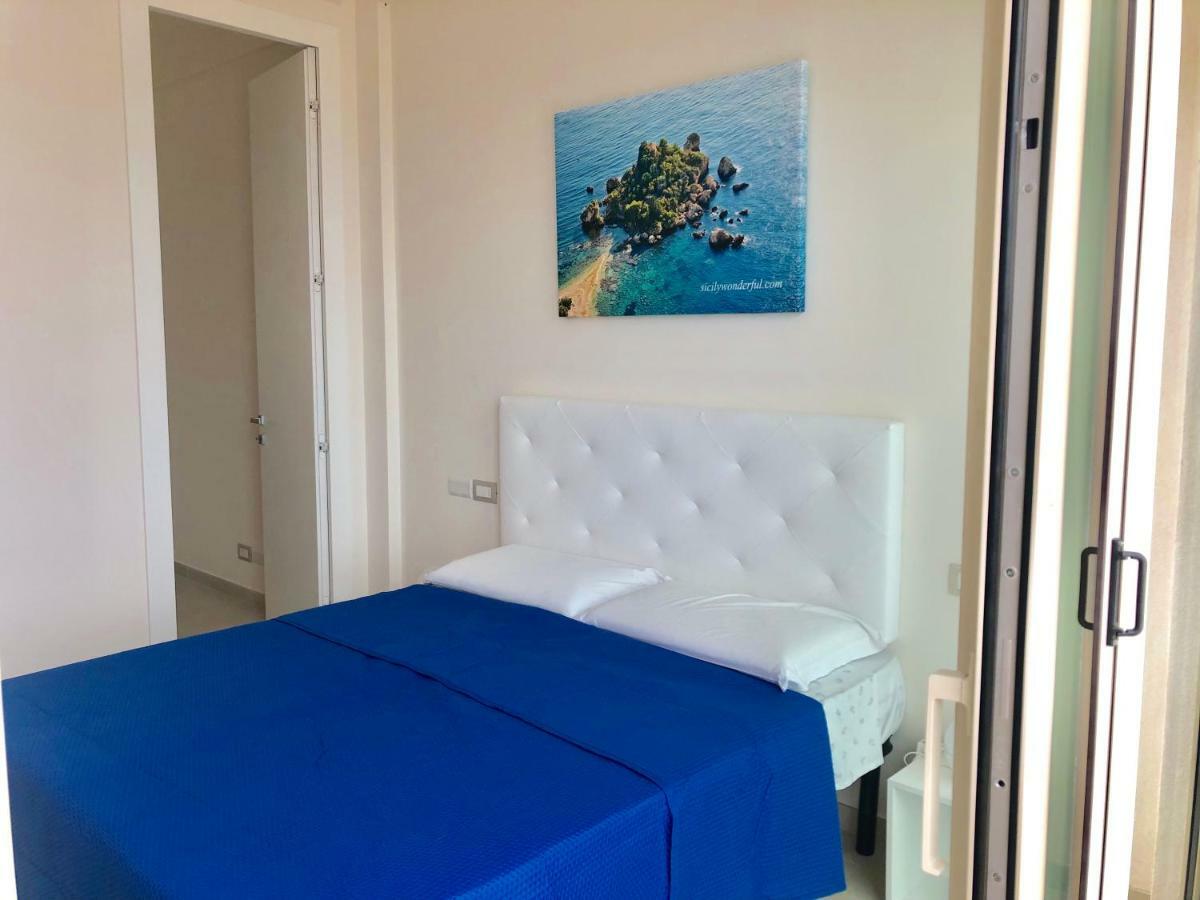 Taormina Wonderful Solarium Apartment จีอาร์ดีนี นักซอส ภายนอก รูปภาพ