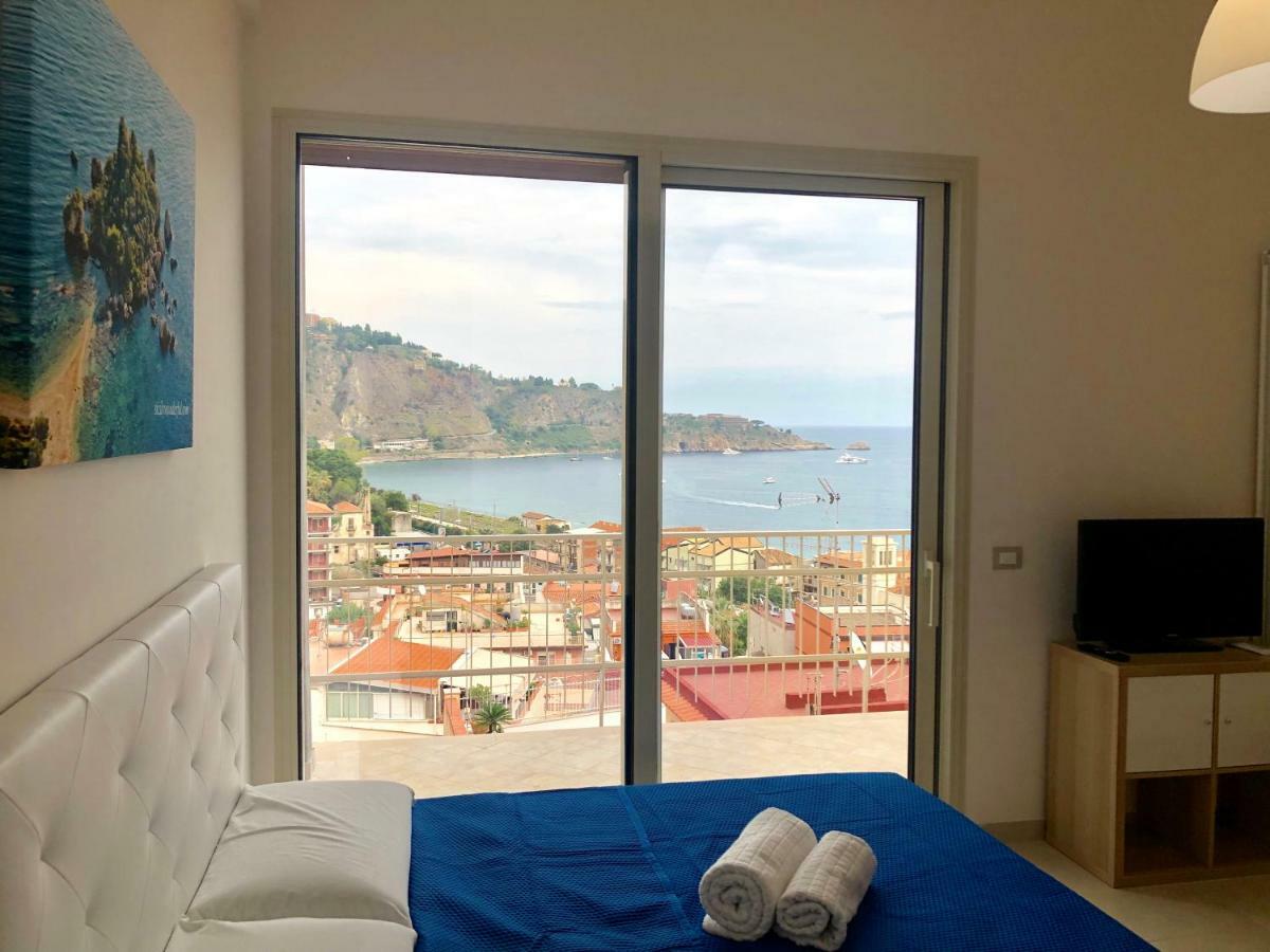 Taormina Wonderful Solarium Apartment จีอาร์ดีนี นักซอส ภายนอก รูปภาพ