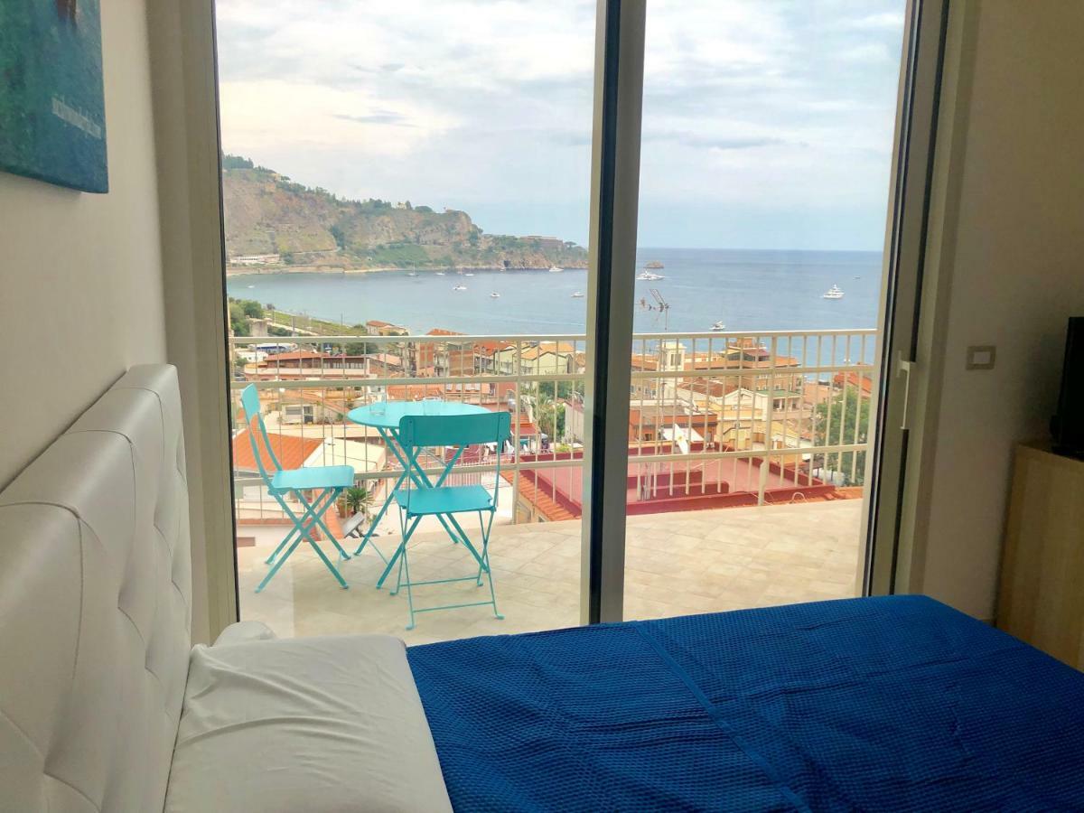 Taormina Wonderful Solarium Apartment จีอาร์ดีนี นักซอส ภายนอก รูปภาพ