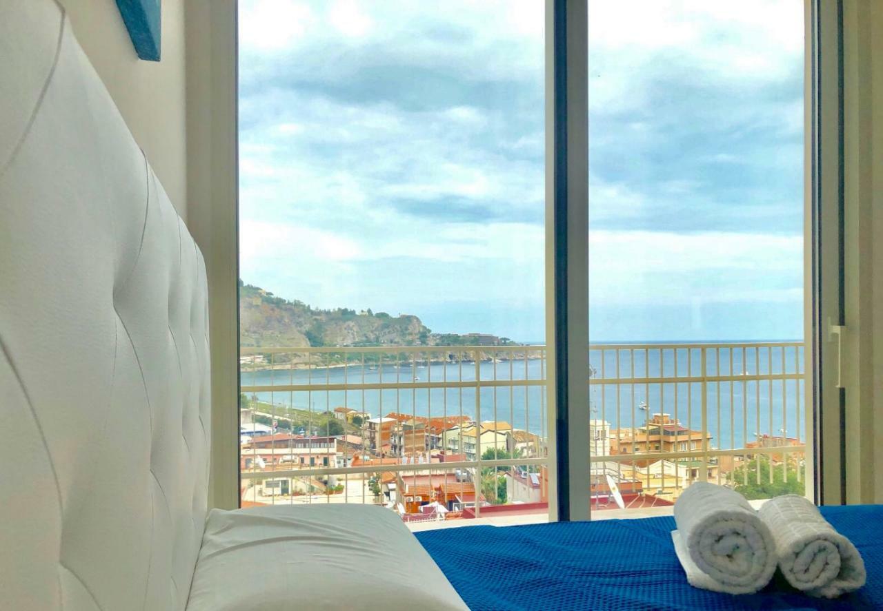 Taormina Wonderful Solarium Apartment จีอาร์ดีนี นักซอส ภายนอก รูปภาพ
