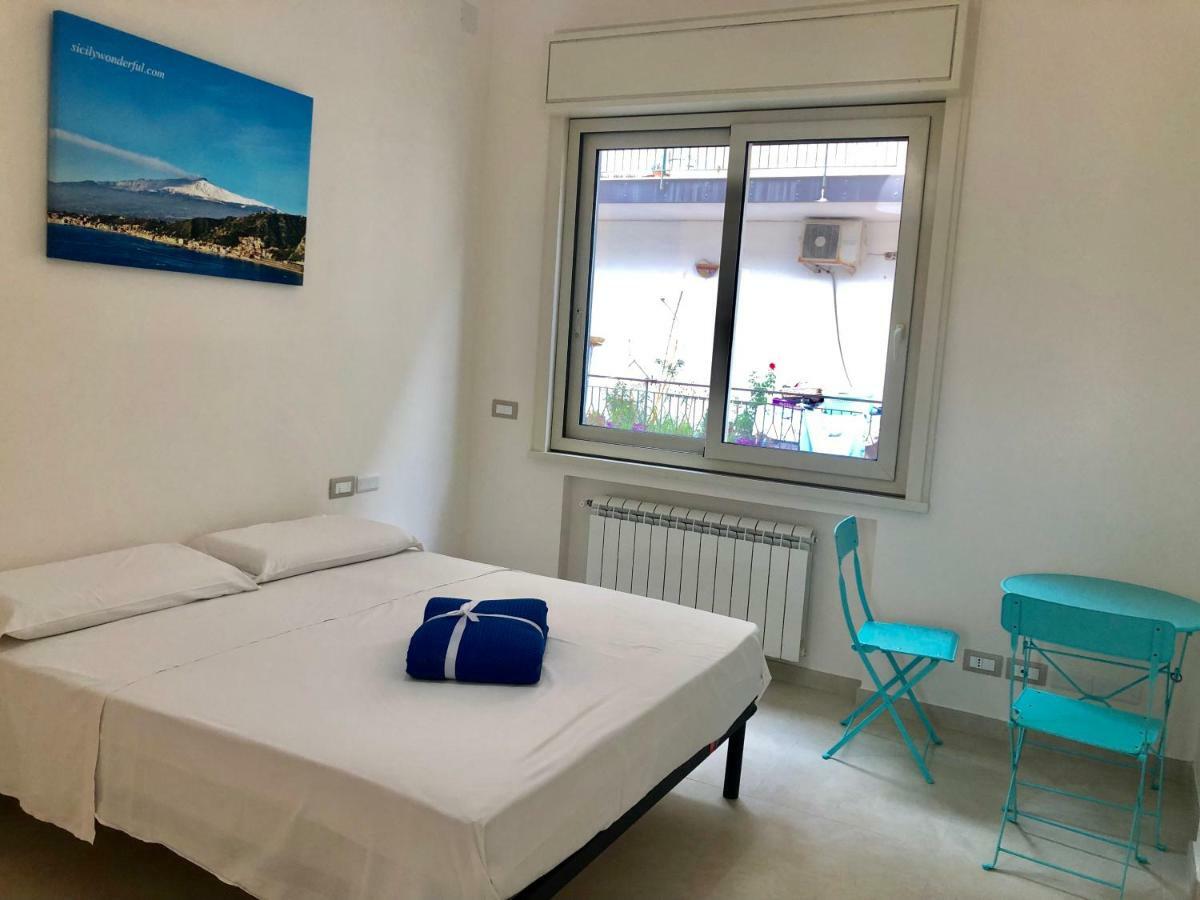 Taormina Wonderful Solarium Apartment จีอาร์ดีนี นักซอส ภายนอก รูปภาพ