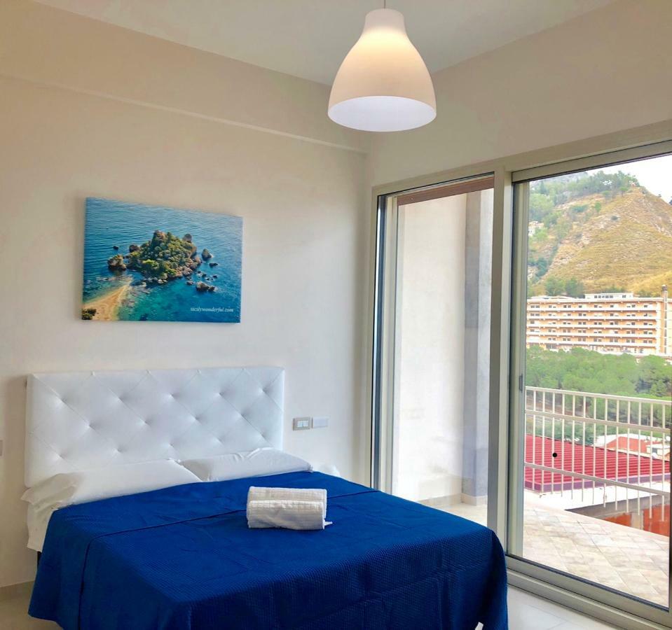 Taormina Wonderful Solarium Apartment จีอาร์ดีนี นักซอส ภายนอก รูปภาพ