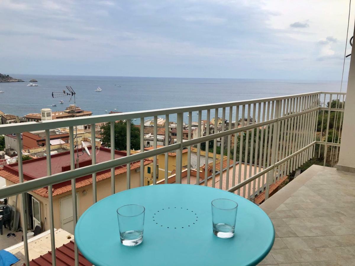 Taormina Wonderful Solarium Apartment จีอาร์ดีนี นักซอส ภายนอก รูปภาพ