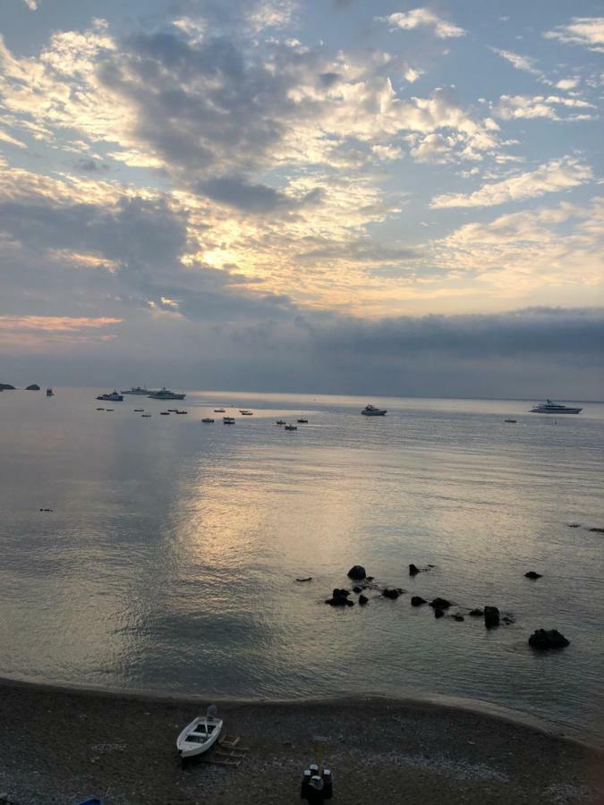 Taormina Wonderful Solarium Apartment จีอาร์ดีนี นักซอส ภายนอก รูปภาพ