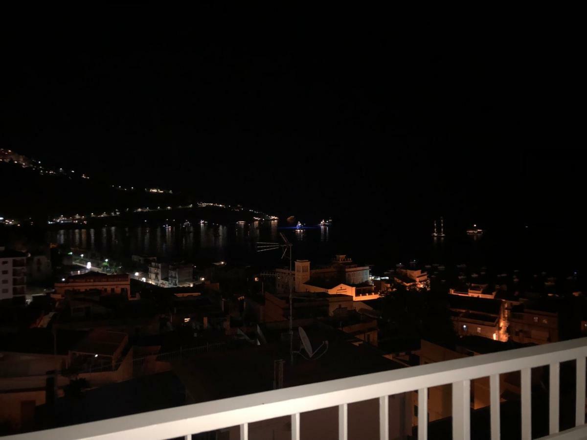 Taormina Wonderful Solarium Apartment จีอาร์ดีนี นักซอส ภายนอก รูปภาพ
