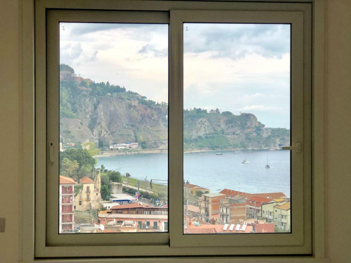 Taormina Wonderful Solarium Apartment จีอาร์ดีนี นักซอส ภายนอก รูปภาพ