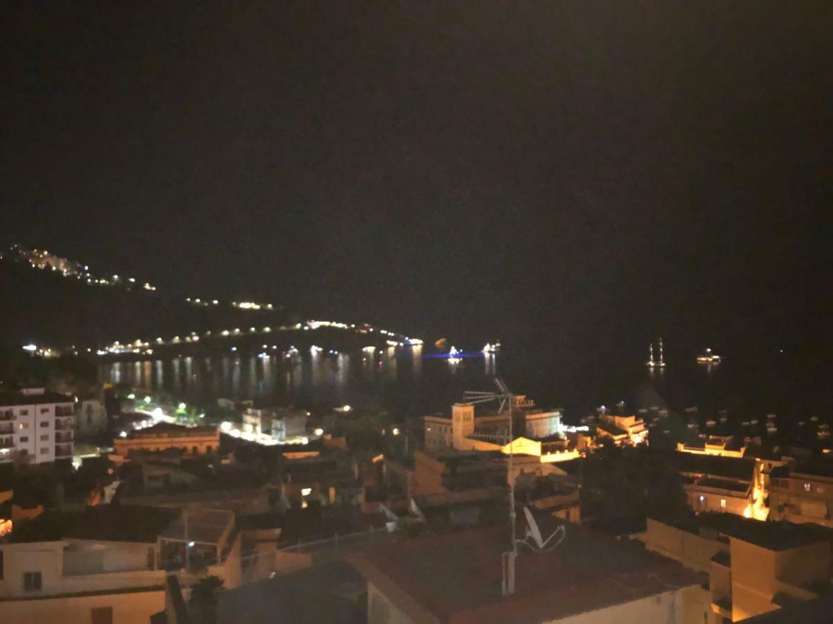 Taormina Wonderful Solarium Apartment จีอาร์ดีนี นักซอส ภายนอก รูปภาพ